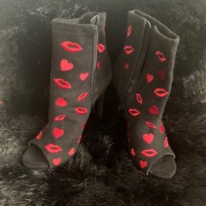 Brand new cora booties with lips and hearts